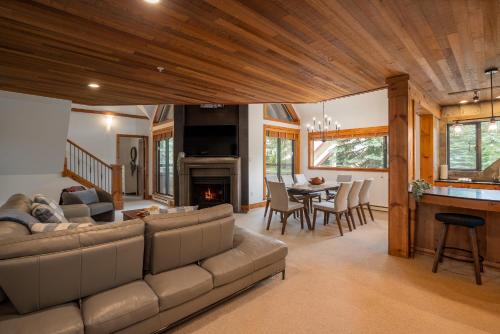 3BR Spacious Benchlands Family Townhome by Harmony Whistler in Whistler, Canada