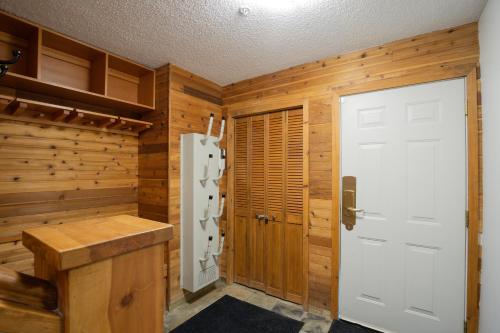 3BR in Snowberry King Bed Wood Burning Fireplace Large Kitchen Near Gondola - image 3