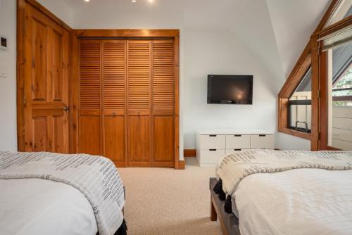 Three-Bedroom Townhouse image 8