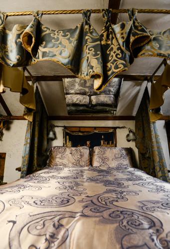 Castle Wood Theme Cottages- COUPLES ONLY