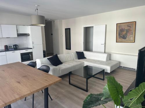 3 Bedroom Apartment in City Center with Balcony View, Брюссель (фото 3)