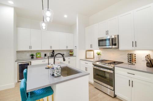 Modern Houston Home with Yard, 3 Mi to Toyota Center in Houston, USA