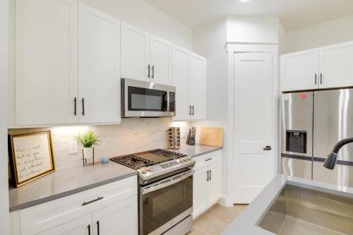 Modern Houston Home with Yard, 3 Mi to Toyota Center in Houston, USA