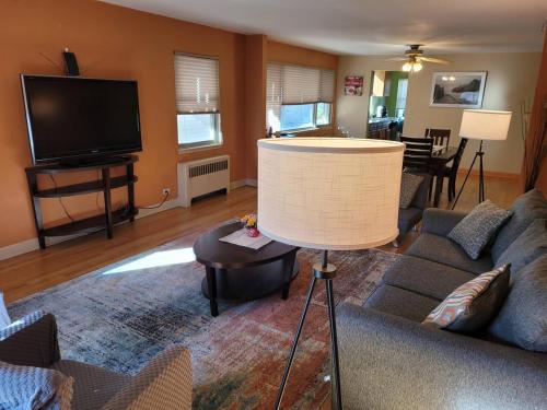 Great Chicago getaway 2 bedrooms Sleeps 1 to 4 thumb 4