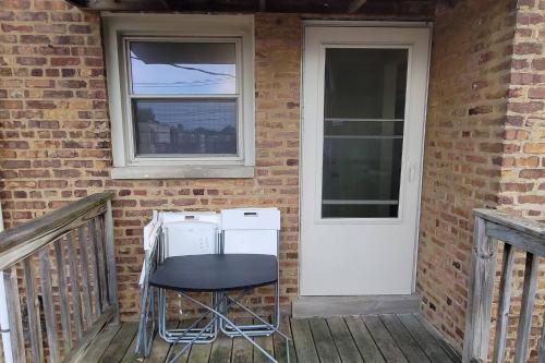 Great Chicago getaway 2 bedrooms Sleeps 1 to 4 detail