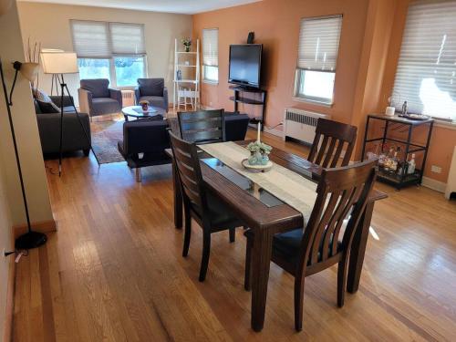 Great Chicago getaway, 2 bedrooms. Sleeps 4 to 6 in Chicago, USA