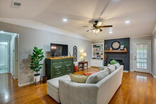 Darling Waxahachie Home with Fire Pit!