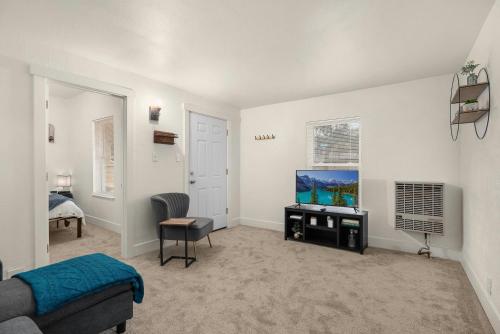 . Homey 1st Floor Apt W Portable Ac & Yard