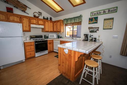 Bear Claw Bungalow-379 by Big Bear Vacations - image 12