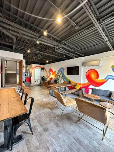 ห้องส่วนกลางสำหรับนั่งเล่น/ดูทีวี, เซมซัน โตรอนโต (Samesun Toronto) near ตลาดเคนซิงตัน