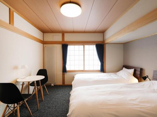 2 twin beds