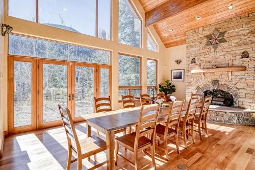 Loreleis Black Diamond Lodge House in Taos Ski Valley, USA