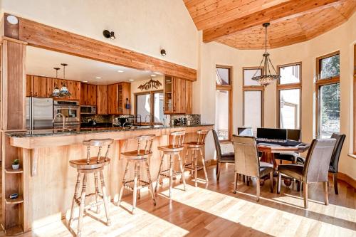 Loreleis Black Diamond Lodge House in Taos Ski Valley, USA