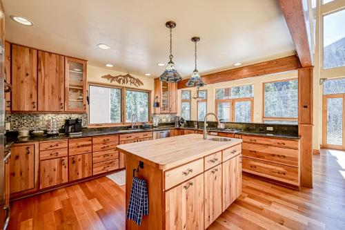 Loreleis Black Diamond Lodge House in Taos Ski Valley, USA