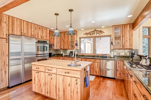 Loreleis Black Diamond Lodge House in Taos Ski Valley, USA