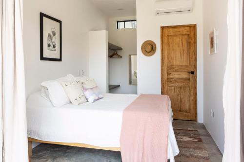 Queen Bed, Full Kitchen, Air Conditioning, Pool, Fast Wifi - Mar at Casa Calavera