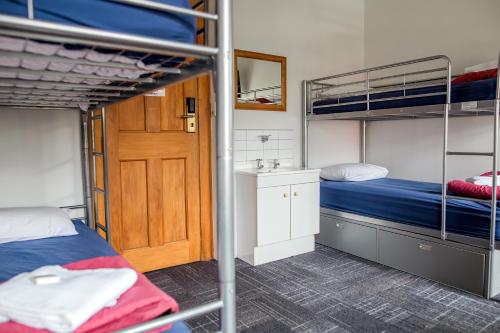 The Cambridge Hotel & Backpackers Room Type - Single Bed in 4-Bed Dormitory Room