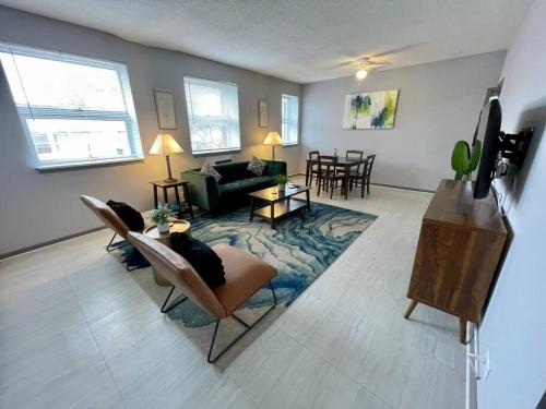 Discover Northside Chicago from Modern Apartment Discover Northside Chicago from Modern Apartment