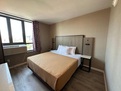 Regal Inn & Suites New York LaGuardia Hotel - image 9