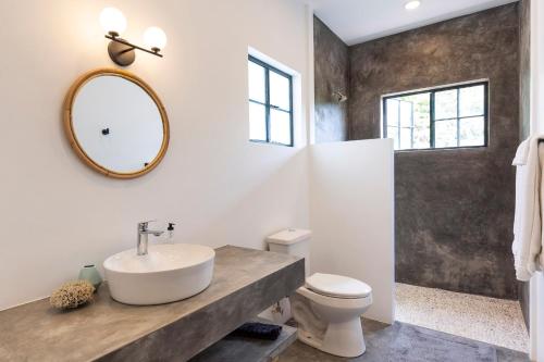 HUGE Suite!! King Bed, Air Conditioning, Pool, Fast Wifi - Sol at Casa Calavera in San Francisco, Mexico