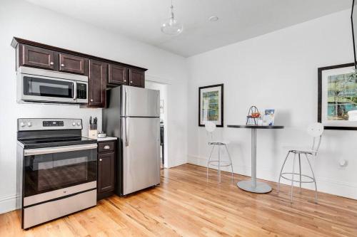 Chic Urban Couples Retreat: Perfect Getaway n RVA in Richmond, USA