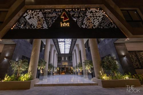 شقة غرفتين نوم في مجمع راقي عند البوليفارد Luxury Apt near BLVD w maid room photo 2