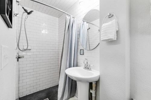 Charming, Happy 1-Bed Oasis: RVA Retreat Awaits! in Richmond, USA