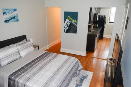 Prime Location w/ Historic Charm Near Shops &Parks in Chicago, USA