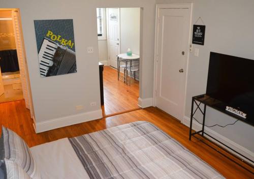 Prime Location w/ Historic Charm Near Shops &Parks in Chicago, USA