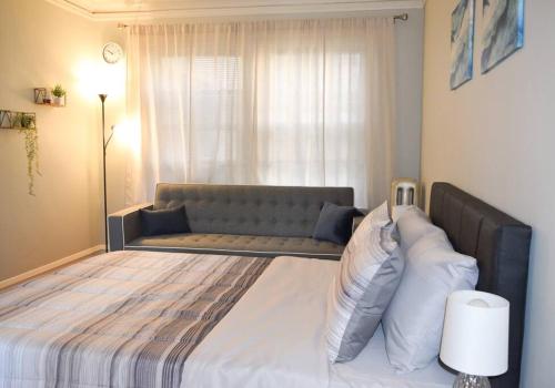 Prime Location w/ Historic Charm Near Shops &Parks in Chicago, USA
