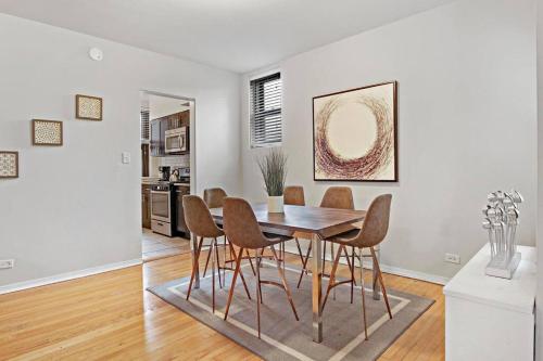 Charming 3BR Chicago Apt in Prime Location in Chicago, USA