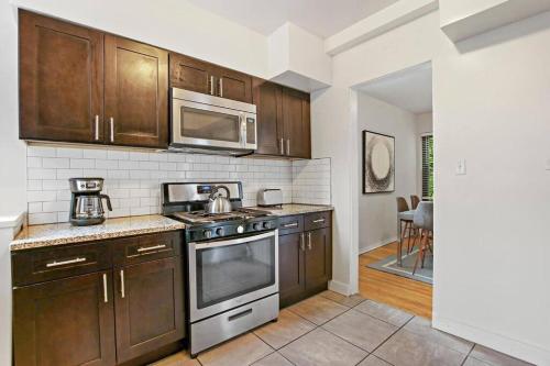Charming 3BR Chicago Apt in Prime Location in Chicago, USA