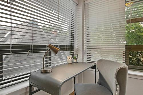 Charming 3BR Chicago Apt in Prime Location - Tap to explore photos
