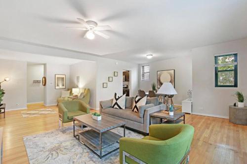 Charming 3BR Chicago Apt in Prime Location in Chicago, USA