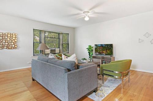 Charming 3BR Chicago Apt in Prime Location in Chicago, USA