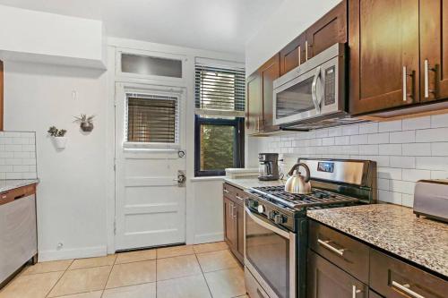 Charming 3BR Chicago Apt in Prime Location in Chicago, USA