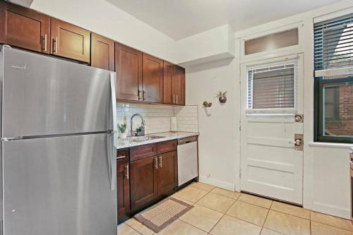 Charming 3BR Chicago Apt in Prime Location in Chicago, USA