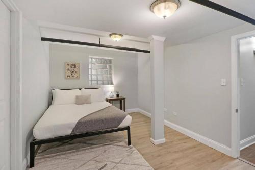 Great Location! Cozy 3BR Garden Unit in Hyde Park in Chicago, USA