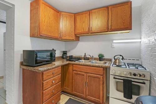 Great Location! Cozy 3BR Garden Unit in Hyde Park in Chicago, USA