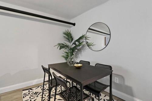 Great Location! Cozy 3BR Garden Unit in Hyde Park in Chicago, USA