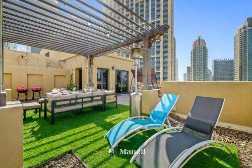 Manzil - Cozy 2BR Penthouse with Private Terrace and Full Burj View in Downtown - image 2