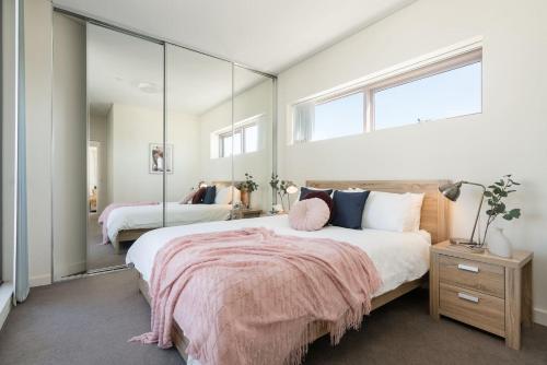 'The Peak' Resort-style Balcony Abode in the Metro - image 7