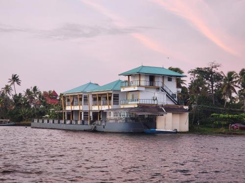 PMC Lakeshore Resort & Houseboat