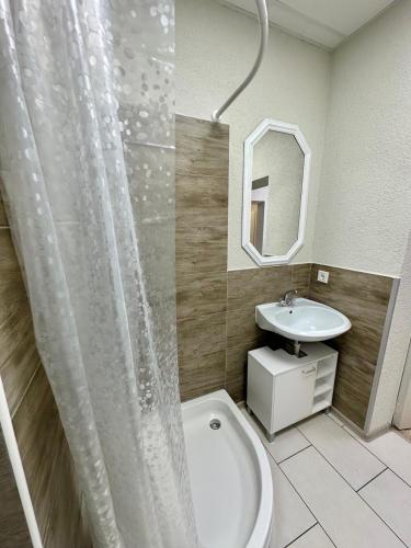 淋浴間, Monteurwohnung, Ferienwohnung R2 (Neuwertiges Apartment mit schnellem WLAN, Glasfaser, Kostenlose Privatparkplatz auch fur Transporter) in 內卡河畔弗萊貝爾格
