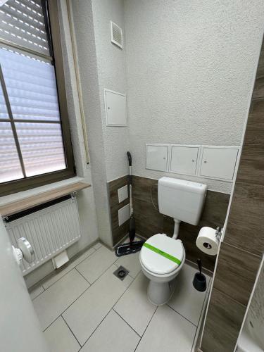 浴室, Monteurwohnung, Ferienwohnung R2 (Neuwertiges Apartment mit schnellem WLAN, Glasfaser, Kostenlose Privatparkplatz auch fur Transporter) in 內卡河畔弗萊貝爾格