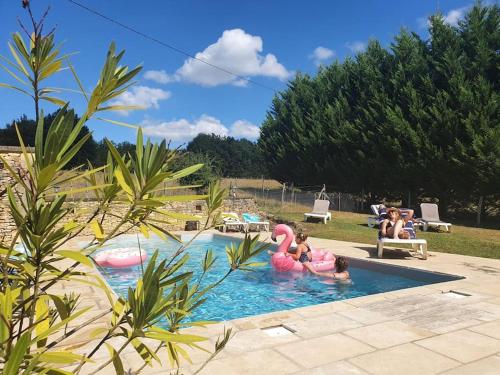 Villa spacieuse avec piscine chauffée, à coté de Sarlat