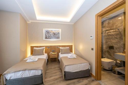 Standard Twin Room image 9