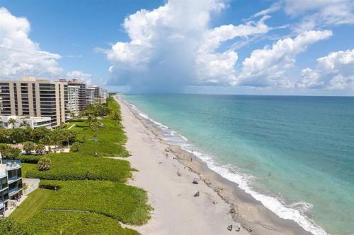 ชายหาด, Lux Beachside 2nd Floor Condo 3 Steps to the Beach! in จูโน บีช (FL)