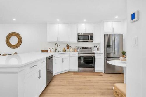 ห้องครัว, Lux Beachside 2nd Floor Condo 3 Steps to the Beach! in จูโน บีช (FL)
