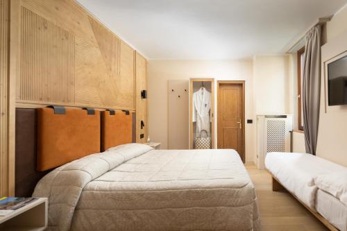 1 queen bed, 1 twin bed